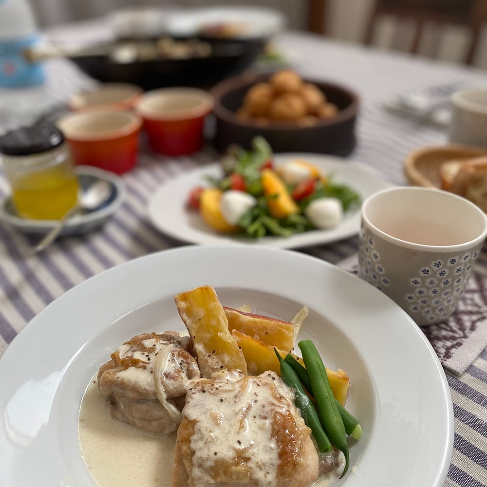 難しそうに見える鶏肉のクリーム煮ですが30分もあれば完成。おもてなしの一皿にいかがでしょうか。